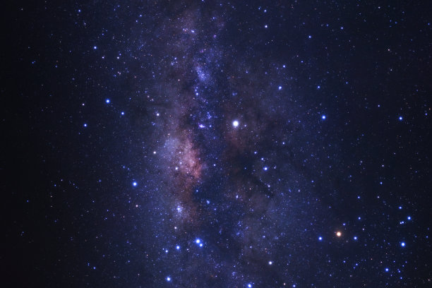 银河系中心的恒星和宇宙中的太空尘埃，长曝光照片，带有颗粒。图片下载