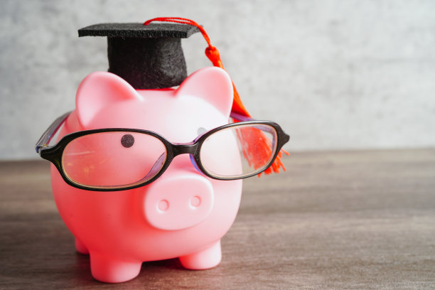 带着存钱眼镜和计算器的存钱银行教育理念。图片下载