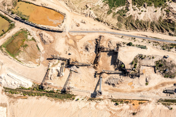 带选砂输送带的大型露天矿山。工业景观。空中俯视图。图片下载
