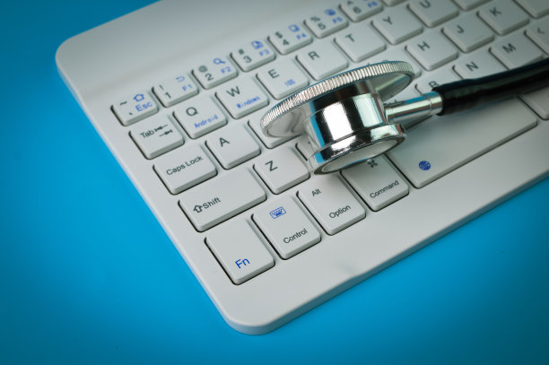 电脑键盘和听诊器。计算机诊断与电子卫生概念图片下载