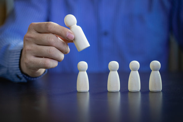 家族领袖手持木偶站在商业团队前的概念形象。图片下载