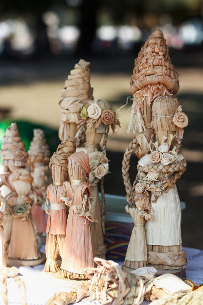 用玉米叶制作的人物和家庭小雕像，车间作业图片下载