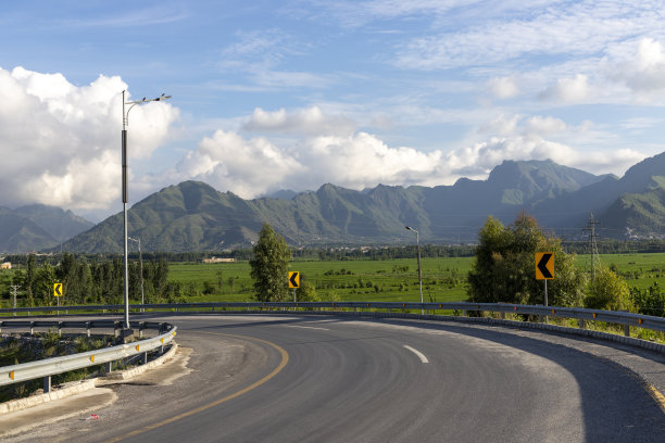 公路向左转，沿途风景优美图片下载