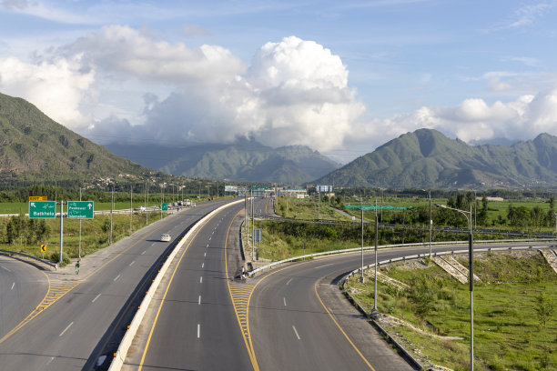 鸟瞰通往斯瓦特高速公路入口的国家公路，开伯尔-普赫图赫瓦，巴基斯坦图片下载