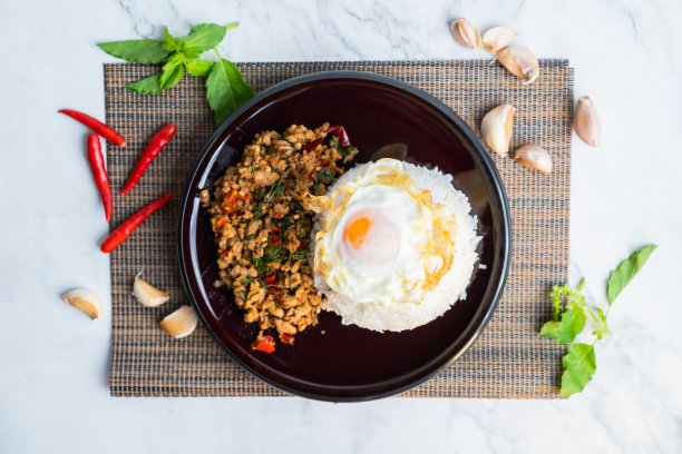 泰式罗勒炒猪肉末，脆猪肉，炒蛋炒饭图片下载