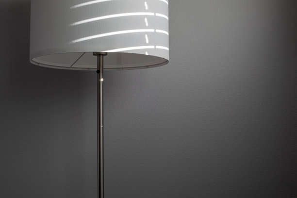 白色落地灯，有阳光和阴影图片下载