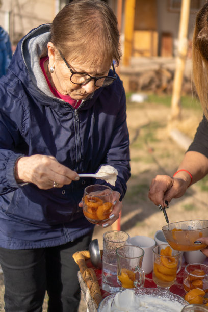 老妇人在家里吃甜点图片下载
