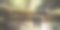 在温暖的秋日阳光下，一双高筒靴和湿袜子在倒下的森林小溪树上晾干。积极的人在自然的概念形象。图片下载