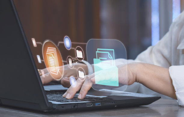 女商人手持笔记本电脑，用虚拟屏幕管理文件系统图片下载