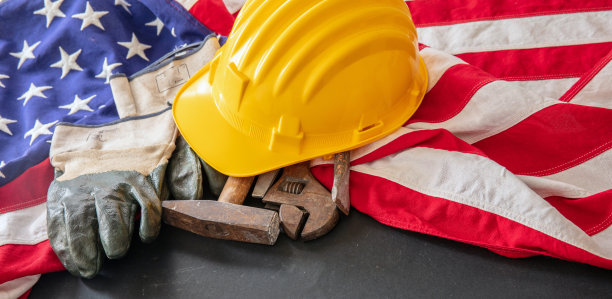劳动节。美国国旗和建筑工具，上图。美国的节日庆祝活动图片下载