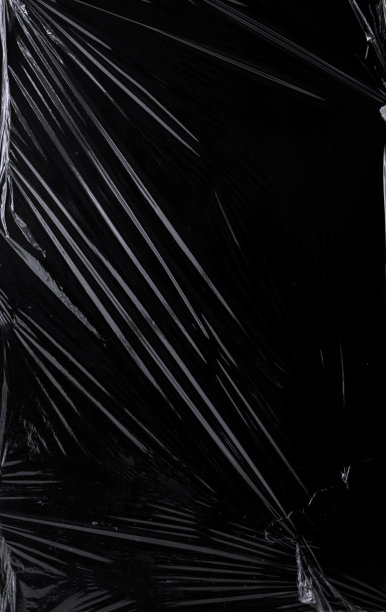 黑色透明保鲜膜纹理叠加背景。逼真的塑料海报设计和照片叠加效果。褶皱塑料表面图案的图形设计来源和元素。图片下载