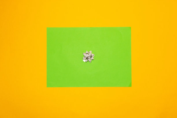 礼物，创意艺术设计与绿色的纸，抽象的想法图片下载