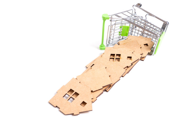 玩具屋零件在白色的购物车上图片下载