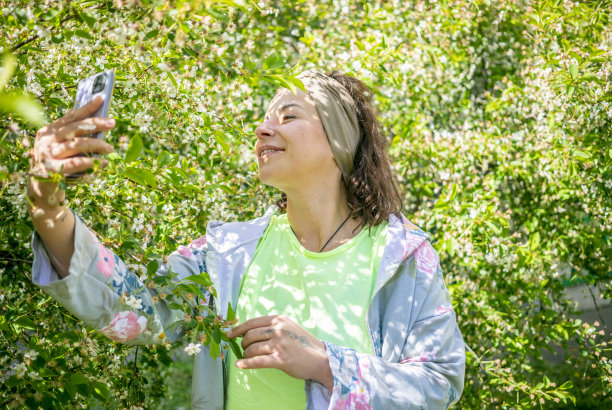 带着盛开的樱桃树的黑发女人图片下载