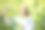 带着盛开的樱桃树的黑发女人图片下载