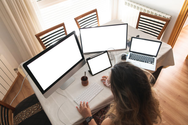 在家工作的女性有好几个屏幕图片下载