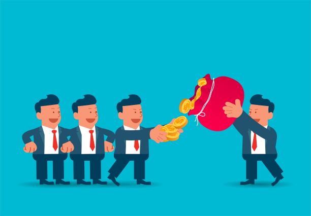 快乐的生意人站成一排等着领钱，领工资津贴福利图片下载