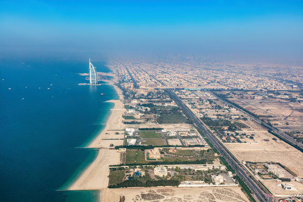 日落时分，阿拉伯联合酋长国迪拜阿拉伯塔酒店鸟瞰图片下载