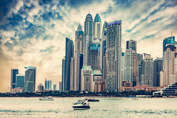 迪拜朱美拉海滩与码头摩天大楼在阿联酋日落。图片下载