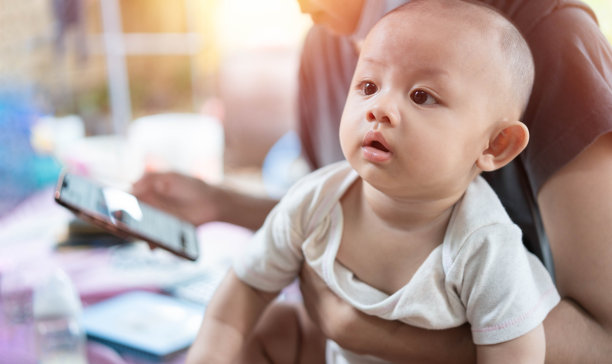 可爱的亚洲新生男婴的真实照片。和妈妈坐在一起。妈妈用手呵护，用爱拥抱。天真可爱的小婴儿。为人父母，母亲节观念。图片下载