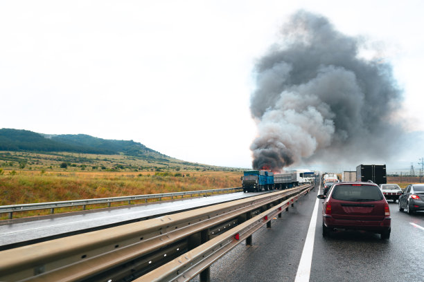 高速公路上发生车祸，汽车受损，浓烟滚滚图片下载