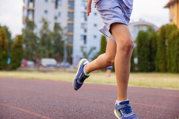 孩子在跑道上奔跑。只腿。图片下载
