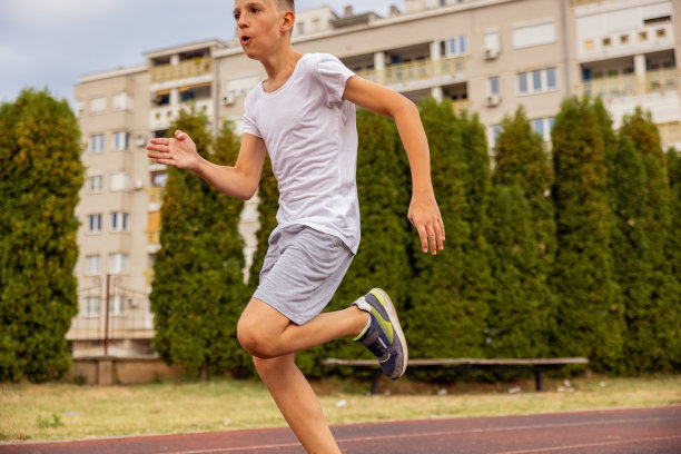 孩子在跑道上冲刺。全速奔跑。图片下载