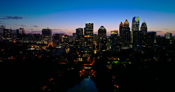 无人机拍摄的亚特兰大市中心的皮埃蒙特公园在夜幕降临图片下载