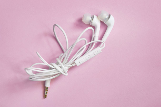 粉色背景的耳机图片下载