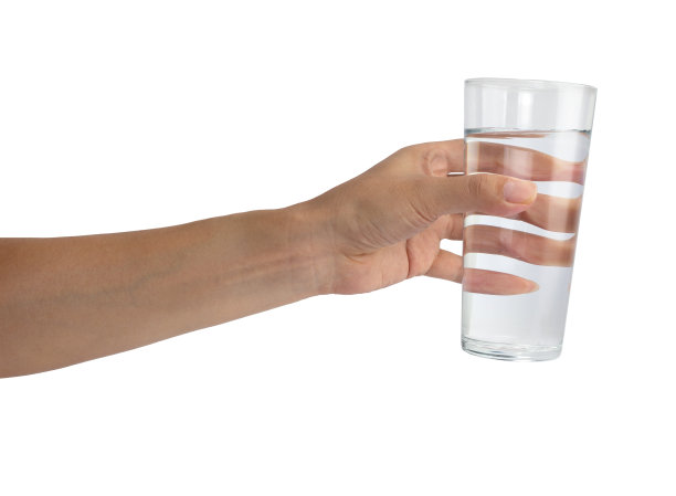 手握一杯水孤立在白色背景图片下载