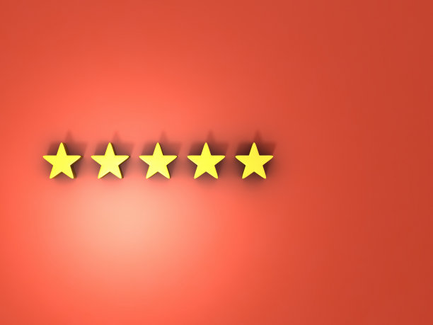 五颗星图标。红色的墙上有三颗金色的星星。高分和高分符号。3 d渲染。图片下载