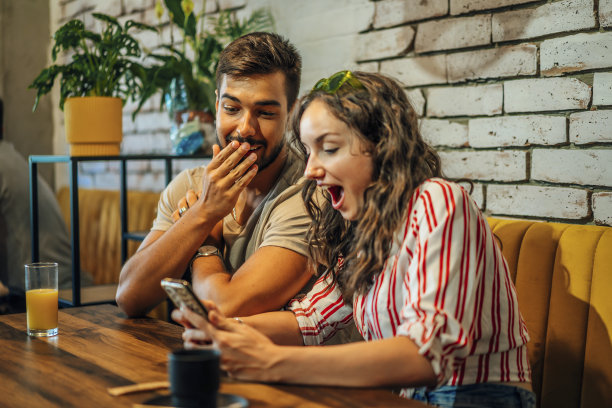 一对夫妇惊讶地看着手机图片下载