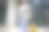 一个带着满意表情的女人刚旅行回来，她在公共汽车站。图片下载