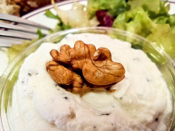 与松露和核桃的新鲜奶酪的特写照片图片下载