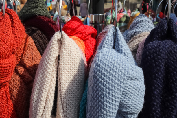 详细的近距离观察在面料市场发现的不同颜色的布料和面料样品图片下载