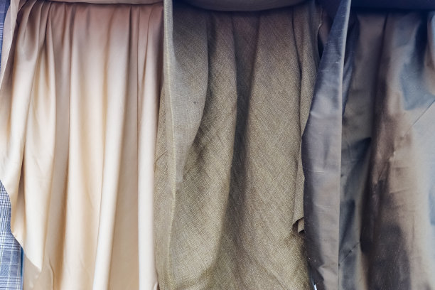 详细的近距离观察在面料市场发现的不同颜色的布料和面料样品图片下载