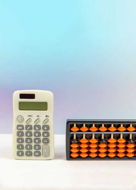 现代计算器与算盘并列进行心算。数学学习的概念图片下载