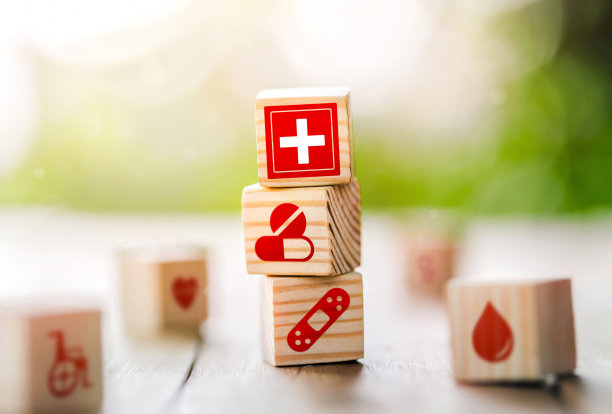 在木块上摆放医疗健康的图标。健康保险为您的健康理念。医疗保健业务，医疗科技设备icon。图片下载