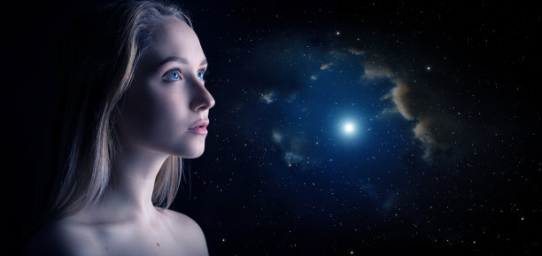 女性和空间的肖像。图片下载