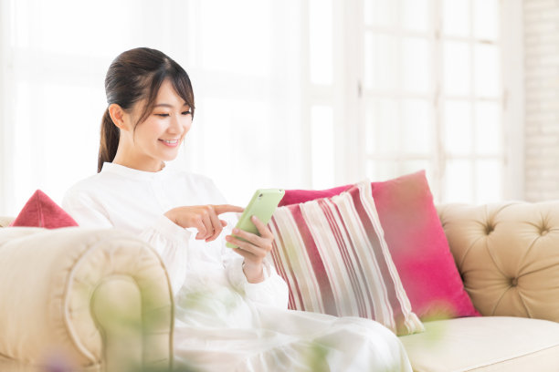 使用智能手机的迷人亚洲女性图片下载