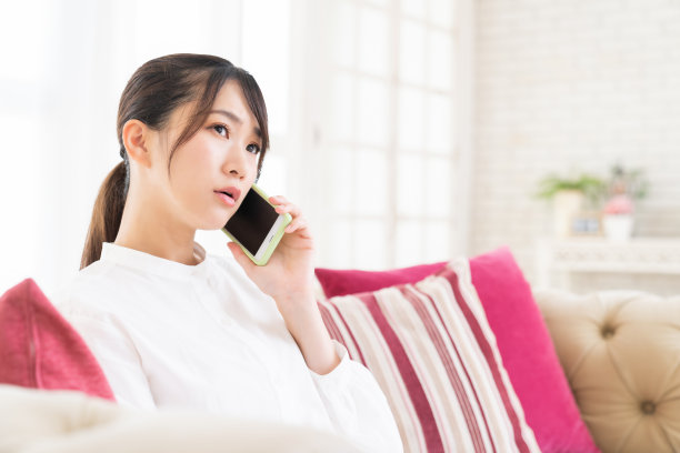 年轻的亚洲女性在打电话的时候会想，图片下载
