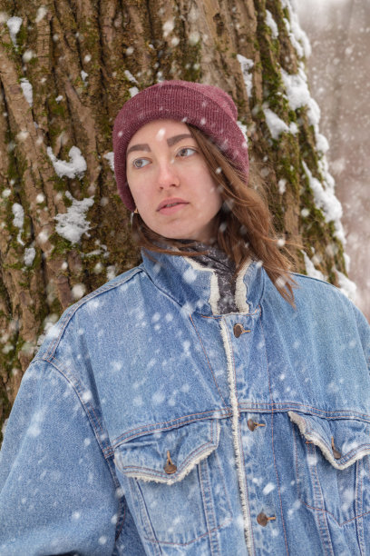 悲伤的冬天的女人图片下载