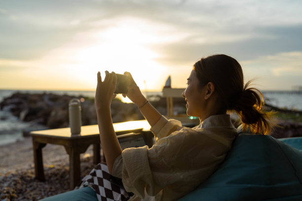 在社交媒体上分享夏日。图片下载