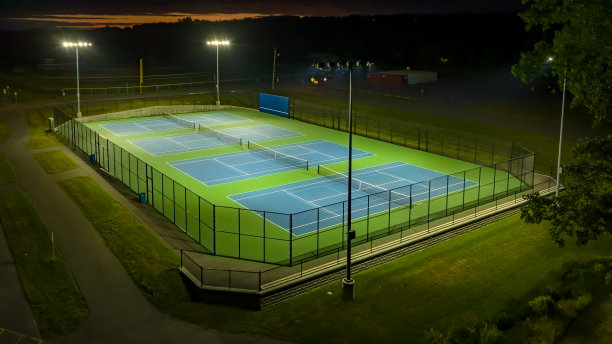 户外网球场的夜间航拍照片。图片下载