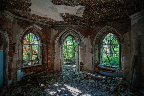 里面是古老的、被废弃的哥特式历史大厦图片下载