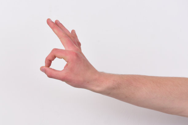男性的手显示好的迹象。手势表示同意。图片下载
