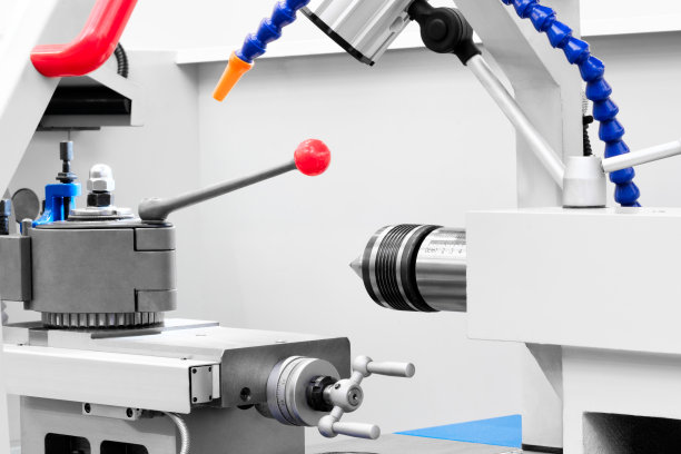 数控车床加工：工业金属加工概念特写图片下载