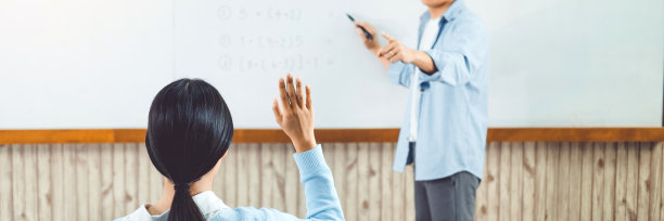 老师在教室里对大学生讲话图片下载