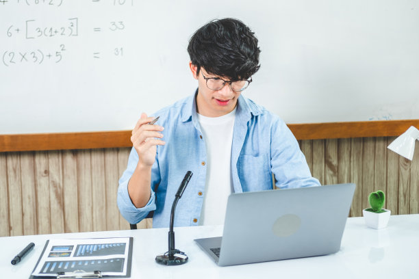 教师远程使用摄像机直播教学工作，在黑板上对学生进行在线视频会议教学图片下载