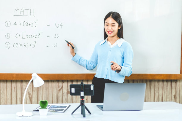 教师远程使用摄像机直播教学工作，在黑板上对学生进行在线视频会议教学图片下载